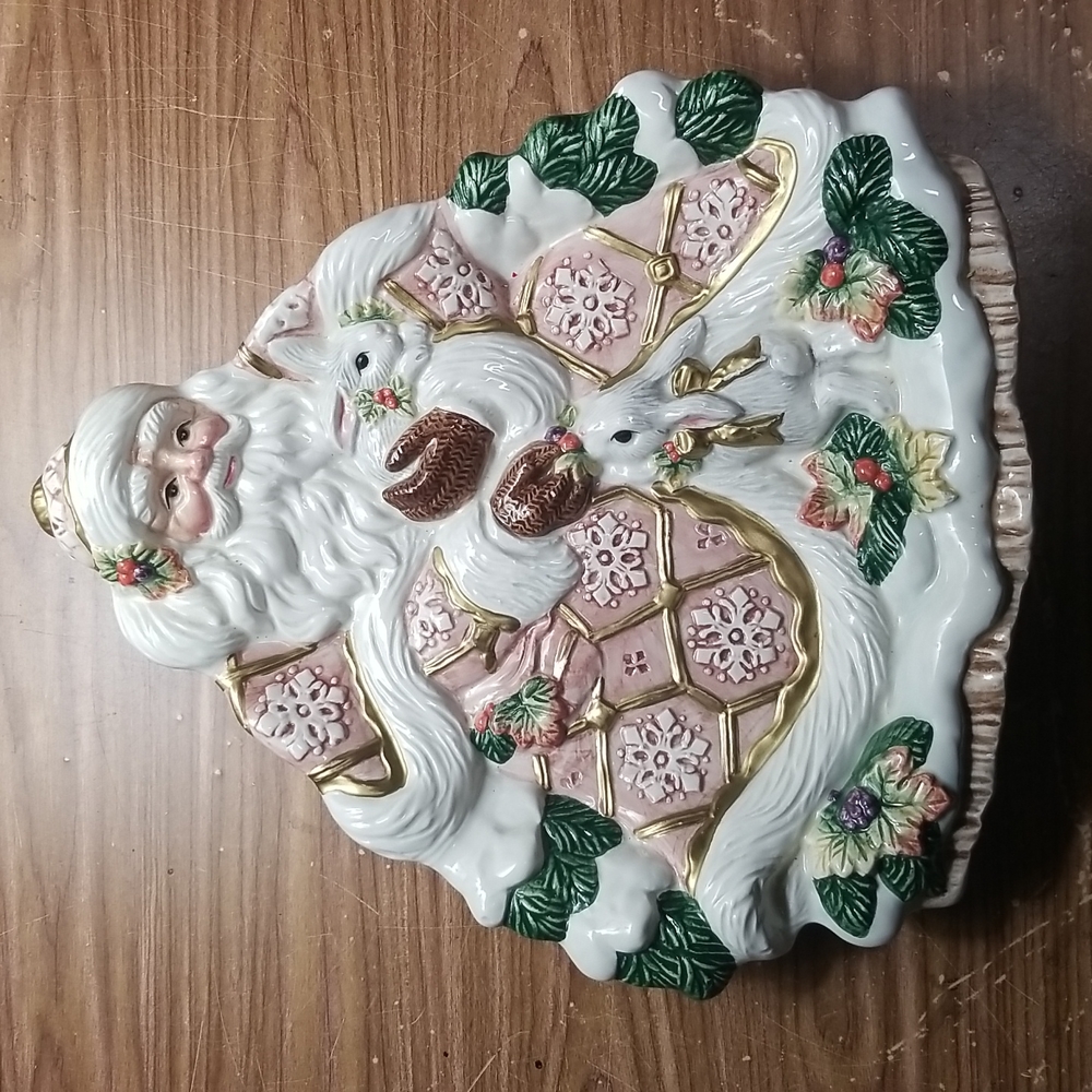 Holiday Santa Figurine Wall Plaque in Pink and White